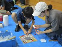 親子ふれあい工作教室で作品を制作している様子