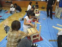 親子ふれあい工作教室で作品を制作している様子