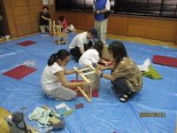 親子ふれあい工作教室で作品を制作している様子