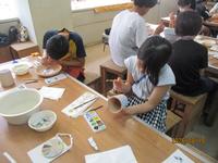 陶芸教室で絵付けしている様子