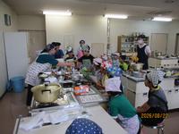 子ども料理教室で調理している様子