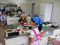 子ども料理教室で調理している様子