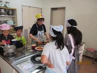 子ども料理教室で調理している様子