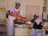 子ども料理教室で調理している様子
