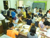 陶芸教室で成形している様子