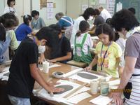 夏休みこども陶芸教室の1回目成形風景