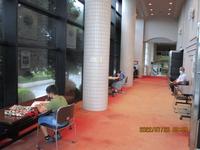 公民館のロビーホワイエで夏休みの宿題に励む小学生たち