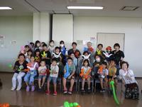 夏休み親子バルーンアート教室の参加者集合写真