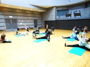 講師の先生の指導の下、ストレッチしているママ達の様子