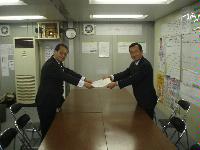 JR東日本(株)大宮支社長（左）へ要望書を提出する戸張市長