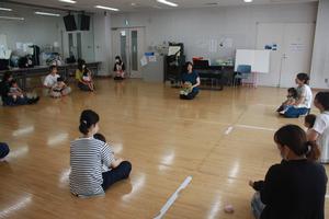 リトミック講師のお話を聞いている様子