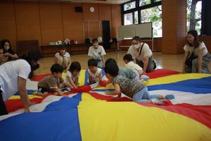 講師の先生とバルーンで遊んでいる様子