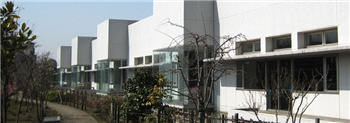 吉川市立図書館の外観写真