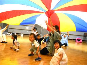 「親子で遊ぼう」の講座でバルーンで遊んでいる様子