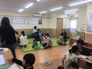 おもちゃを使って遊んでいる様子