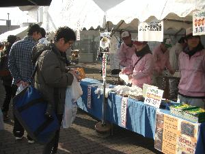 なまずのたたき揚げの販売の様子