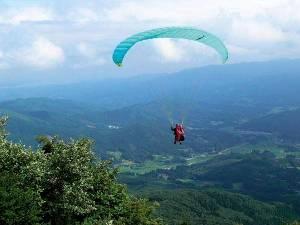 室根山にはパラグライダーの発着場があり、愛好者が次々に飛び立つ様子が見られます。