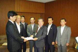 5市1町市町長から東京電力株式会社に請求書を提出しました。