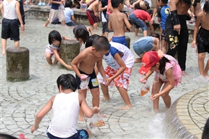 平成22年度の魚つかみ取り大会の様子、子供たちで大にぎわい！