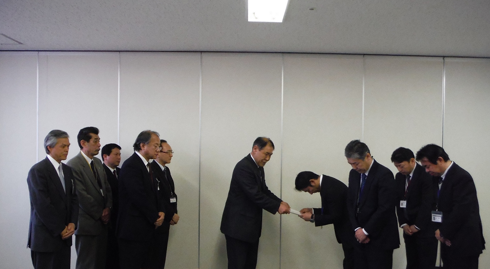 1月29日、埼玉県東南部地域放射線対策協議会から東京電力株式会社に請求書を手渡す