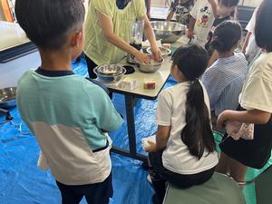 紙を水に浸している様子