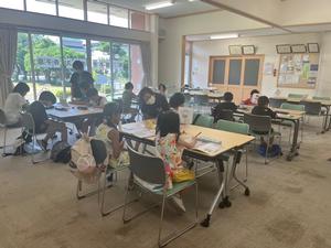 子どもたちが勉強している様子