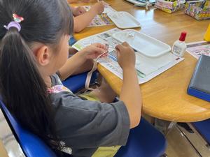 参加者がネームタグを作っている様子