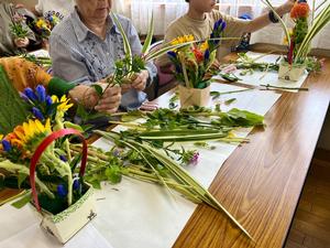 参加者が花をいけている様子