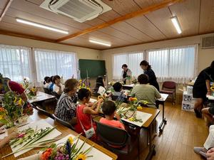 参加者が花をいけている様子