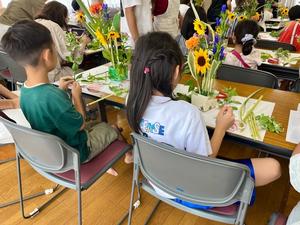 参加者が花をいけている様子