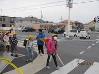 写真：子どもたちが横断歩道を渡るようす
