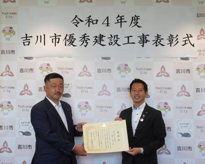 左側から、大友建設株式会社藤田元気様、中原市長との写真