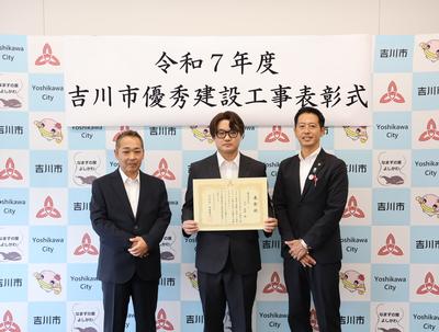 左から、株式会社K-1 専務取締役 木内 広登 様、木内 敏輝 様、中原市長との写真