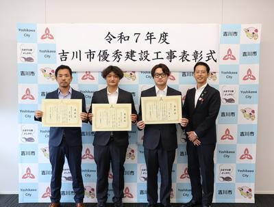 表彰者と市長との写真