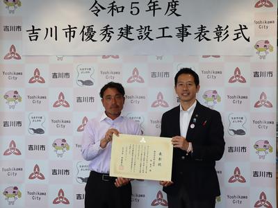 左側から西山建設株式会社 原 寛大様、中原市長との写真