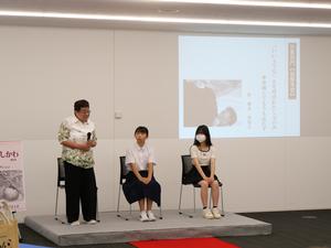 受賞者がスピーチする様子