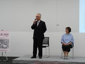 受賞者がスピーチする様子