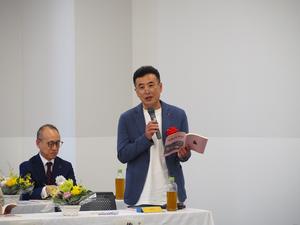 選評を伝える佐川光晴氏