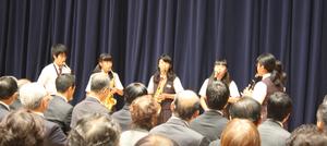 東中学校吹奏楽部による演奏の様子