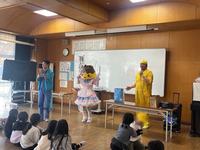 にゃんたぶぅの挨拶を子どもが見ている様子