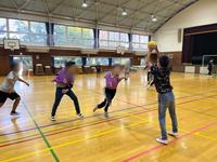 子どもがハンドボールをしている様子
