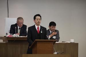 施政方針を述べる市長