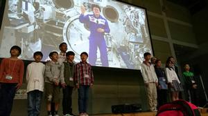 金井宇宙飛行士と児童たち