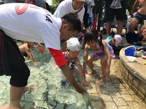 魚つかみ取り大会の様子