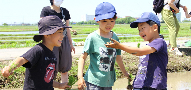 田植え体験をする子どもたち