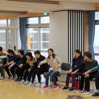 「いきいき運動教室」で演劇の要素を取り入れた運動をする参加者