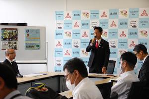 記者へあいさつをする市長