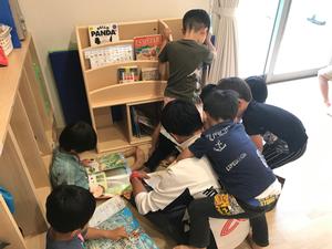 子供たちと本を読む市長