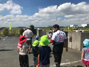 子供たちと田んぼに向かう市長