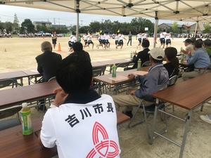 体育祭競技を見る市長